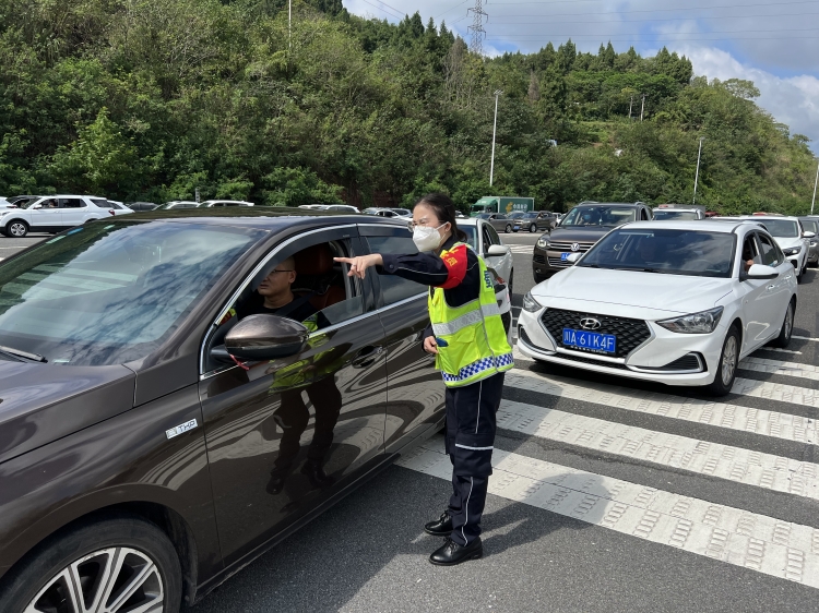 战疫保畅两不误  快速处置勇继续—广南公司高效处置南充北收费站排堵保畅突发事务4.jpg