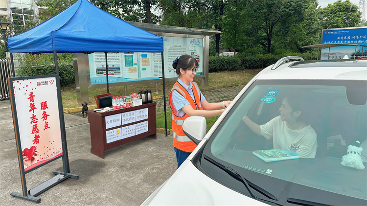 雅眉乐公司峨眉山收费站中秋节时代开展青年自愿者服务运动2.jpg